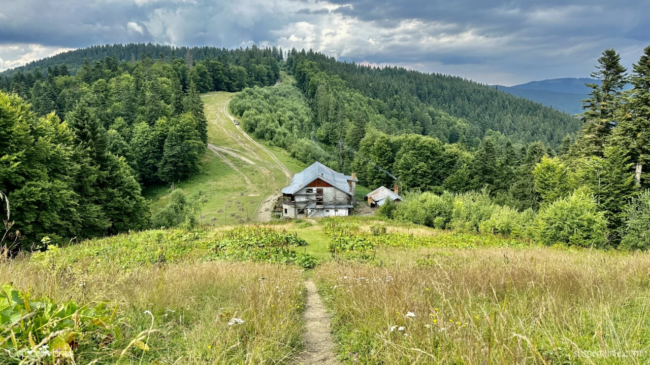cabana garbova din muntii baiului