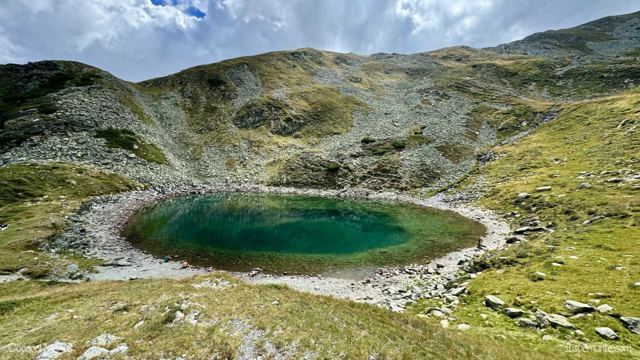 Lacul Iezer din muntii Iezer-Papusa