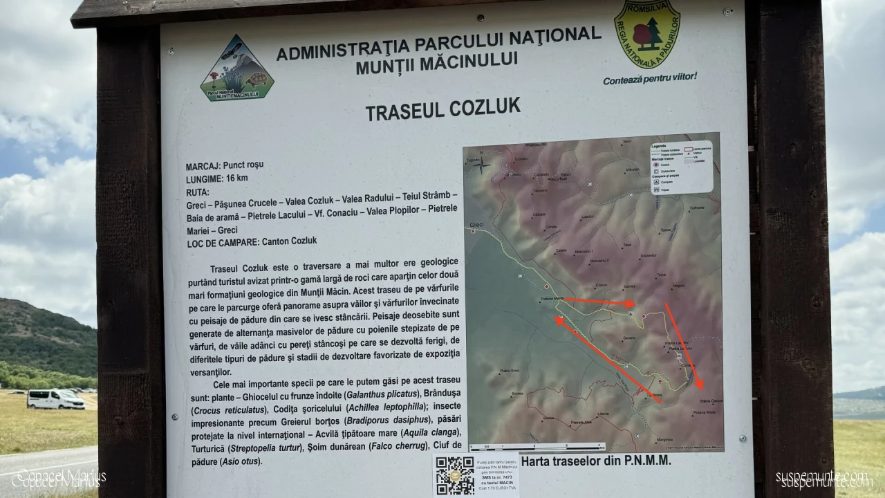 Panou informativ traseu Cozluk la intersectia cu drum asfaltat