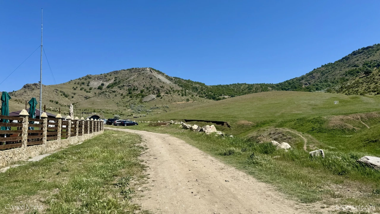 Pensiunea Relax pe traseu catre Varful Tutuiatu