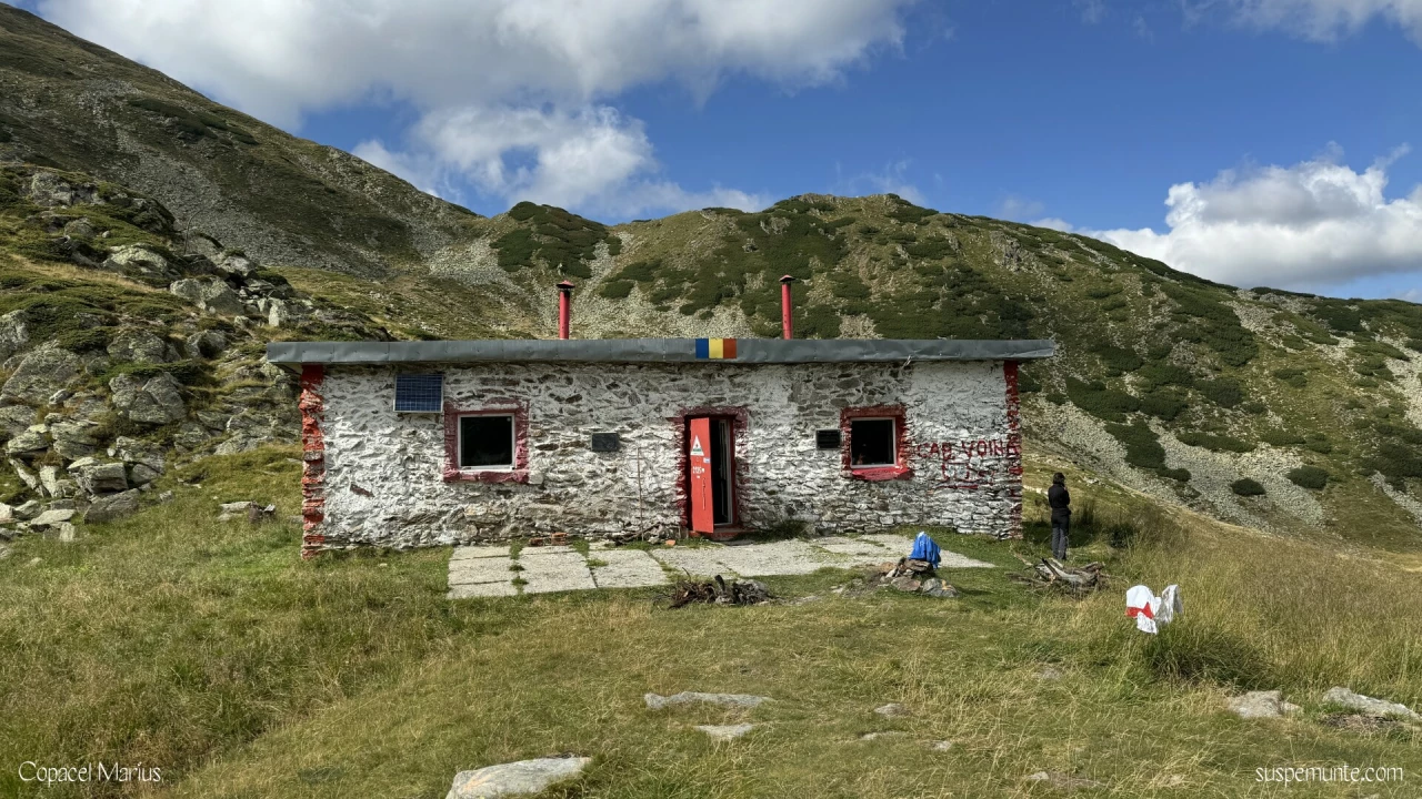 refugiu de la lacul iezer din muntii iezer papusa